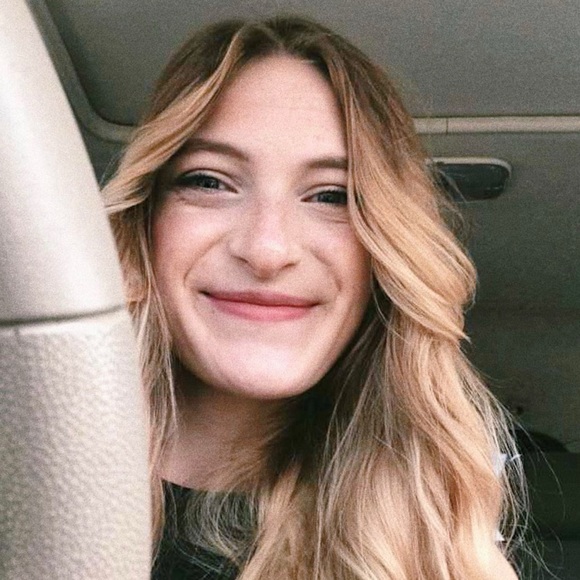 About Emma: The Little Blonde Bee - Picture 4 of 7